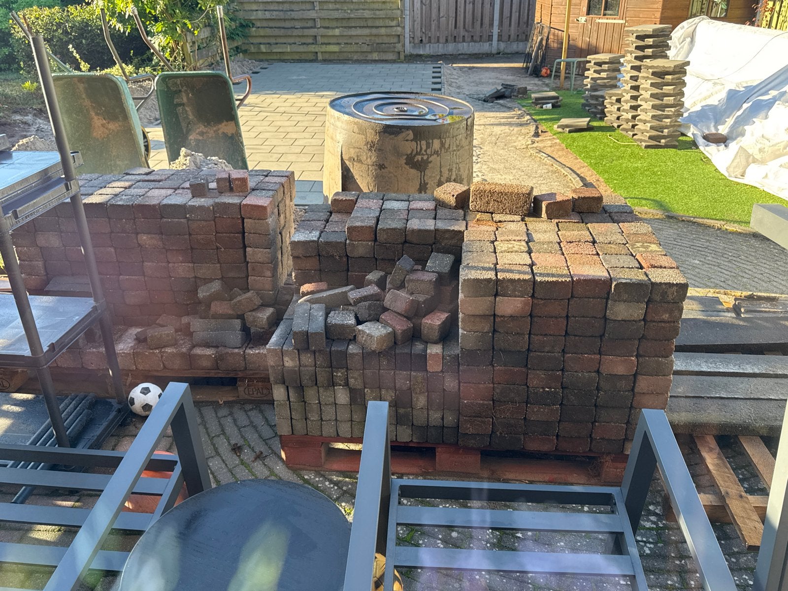 Gratis af te halen: diverse stenen, klinkers en opsluitbande, Tuin en Terras, Ophalen, Gebruikt, Overige typen, 10 m² of meer