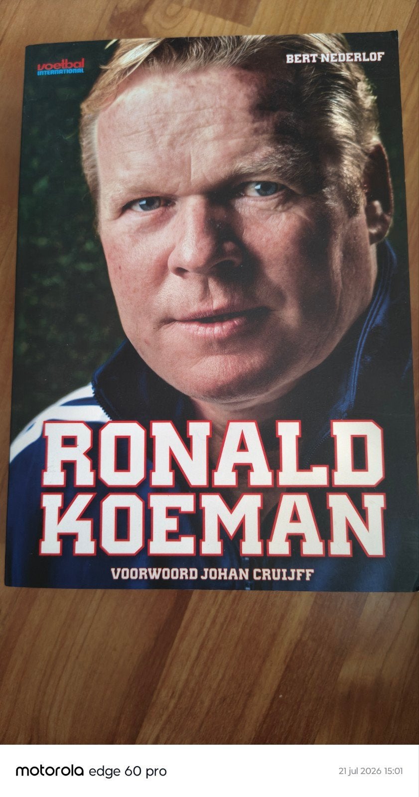 Boek Ronald Koeman - Voorwoord Johan Cruijff, Ophalen of Verzenden, Gelezen, Bert Nederlof, Balsport