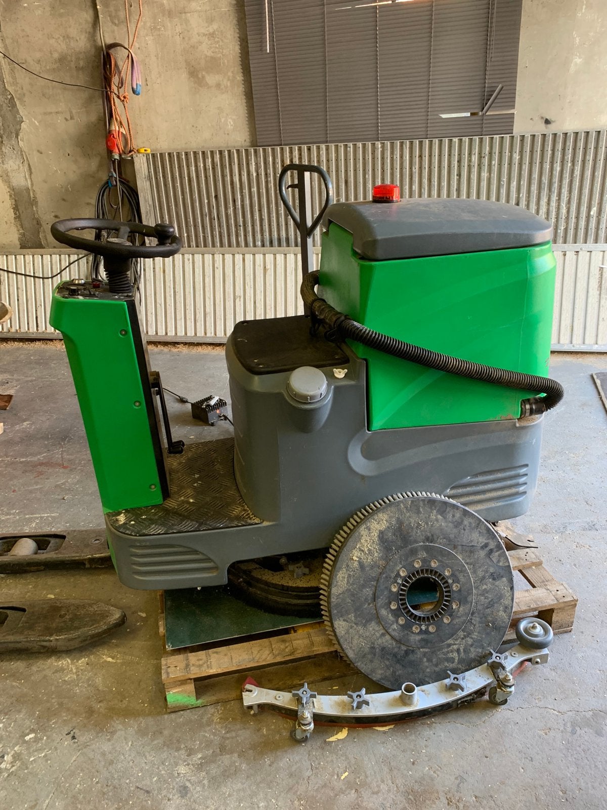 Staalwerk SW900 Schrobmachine – Werking onbekend, Ophalen, Gebruikt