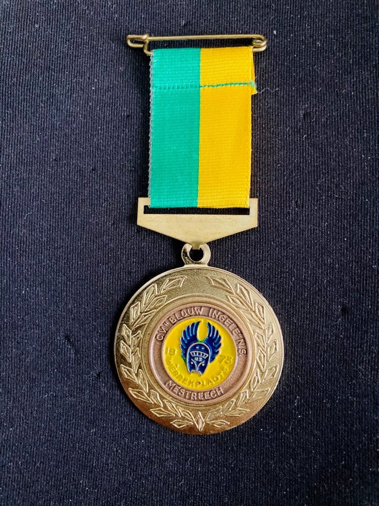 Carnaval onderscheiding NS De Blouw Ingele Mestreech 1973, Ophalen of Verzenden, Overige materialen, Nederland
