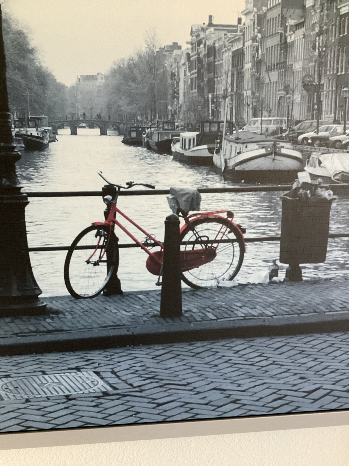 Amsterdam Gracht met Rode Fiets, Ophalen, 125 cm of meer, Zo goed als nieuw, Foto of Poster