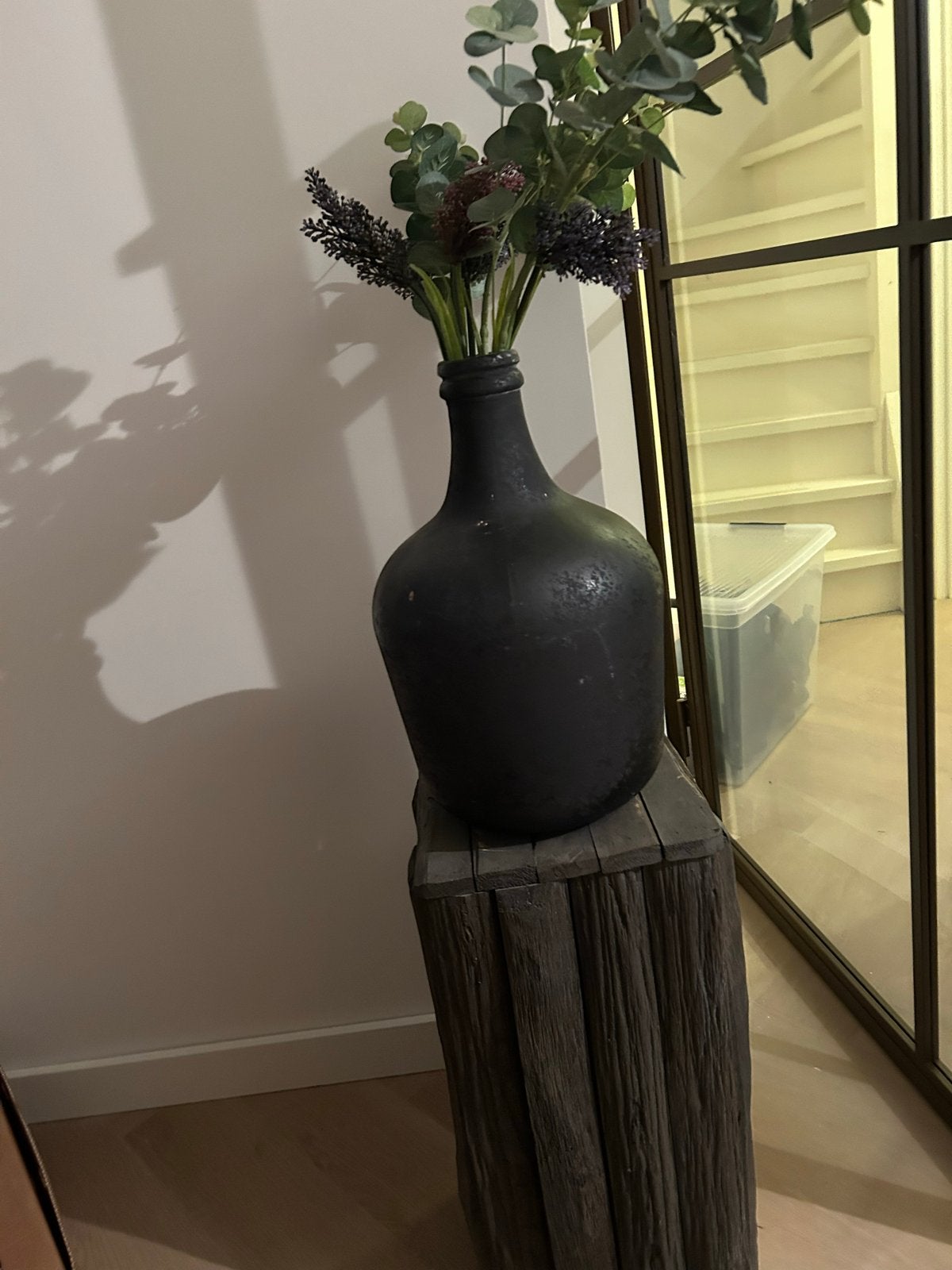 Sokkel met glazen vaas en decoratie, Ophalen, Gebruikt, Zwart, Inclusief decoratie
