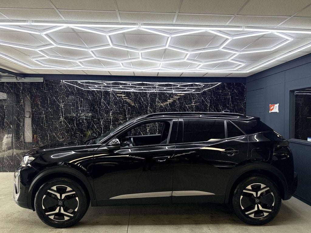 Peugeot 2008 1.2 Hybrid 145 GT (bj 2025, automaat), 1272 kg, Zwart, 1199 cc, Leder en Stof