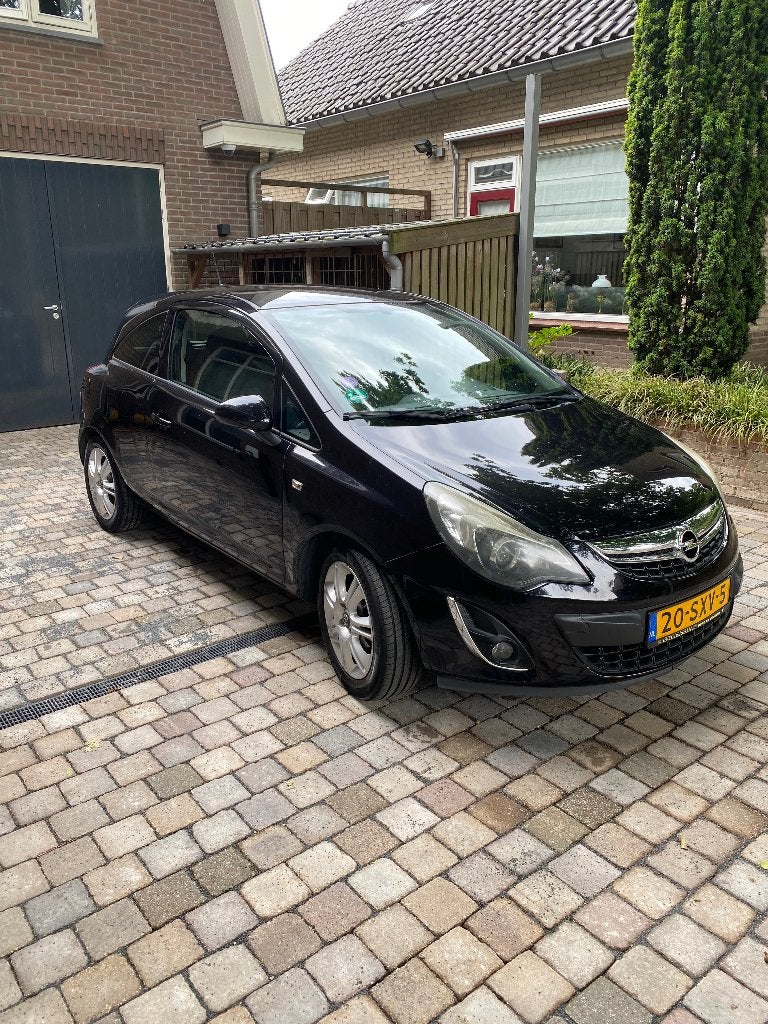 Opel Corsa D 1.2 16V LPG 3D 2011 Zwart (PROJECT), Auto's, Opel, Voorwielaandrijving, 83 pk, 4 cilinders, Stoelverwarming