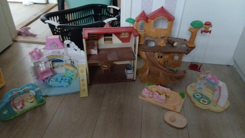 Sylvanian familie set + poppetjes, Ophalen of Verzenden, Gebruikt, Poppenhuis