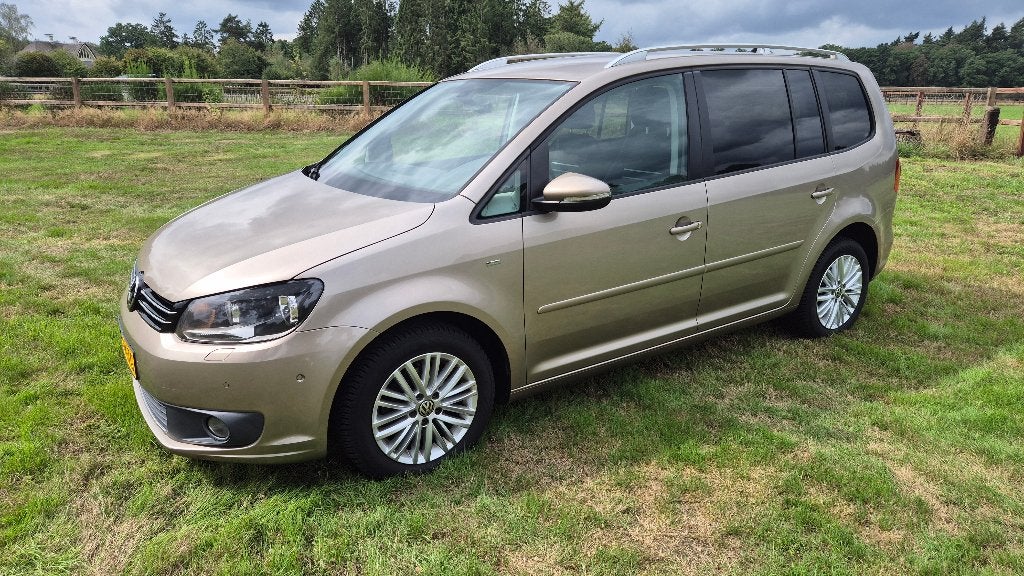 Volkswagen Touran 1.2 TSI 77KW  7 PERSOONS BJ  2014 BOM VOL, Auto's, Voorwielaandrijving, Dealer onderhouden, Stof, Zwart