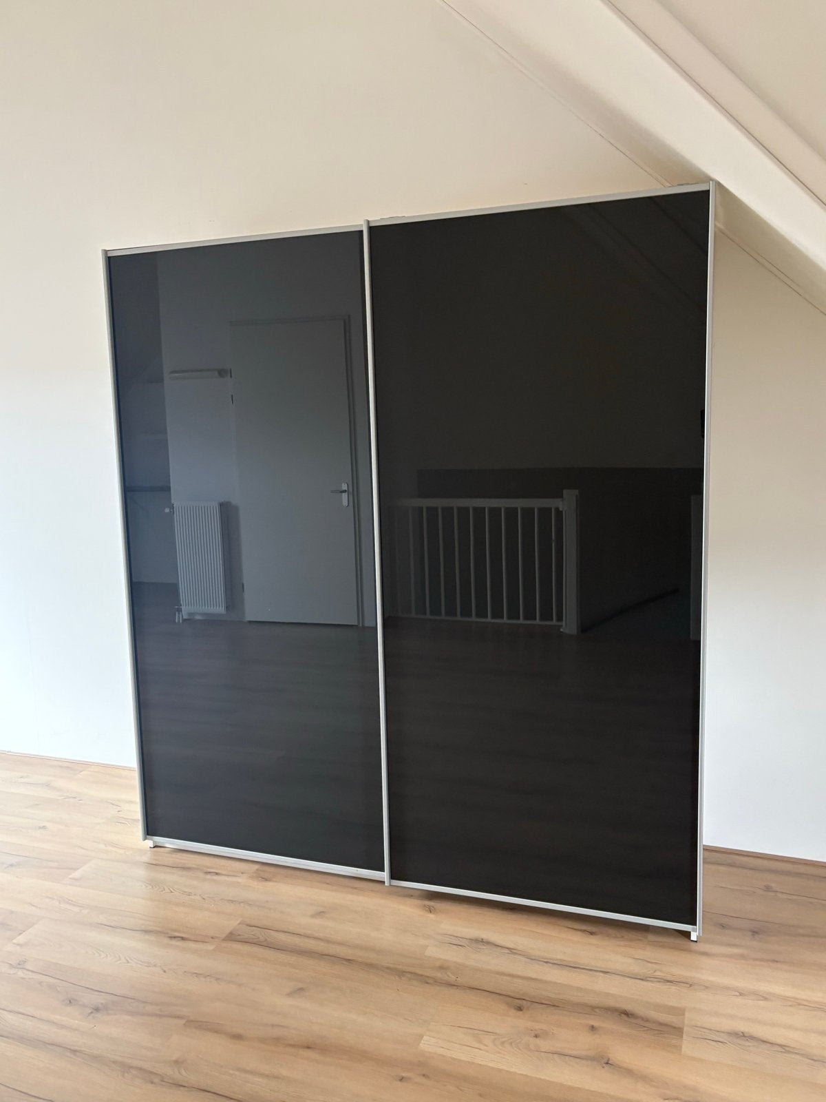 Moderne kledingkast met schuifdeuren - Zelf demonteren, Ophalen, 100 tot 150 cm, Zo goed als nieuw, Met lade(s)