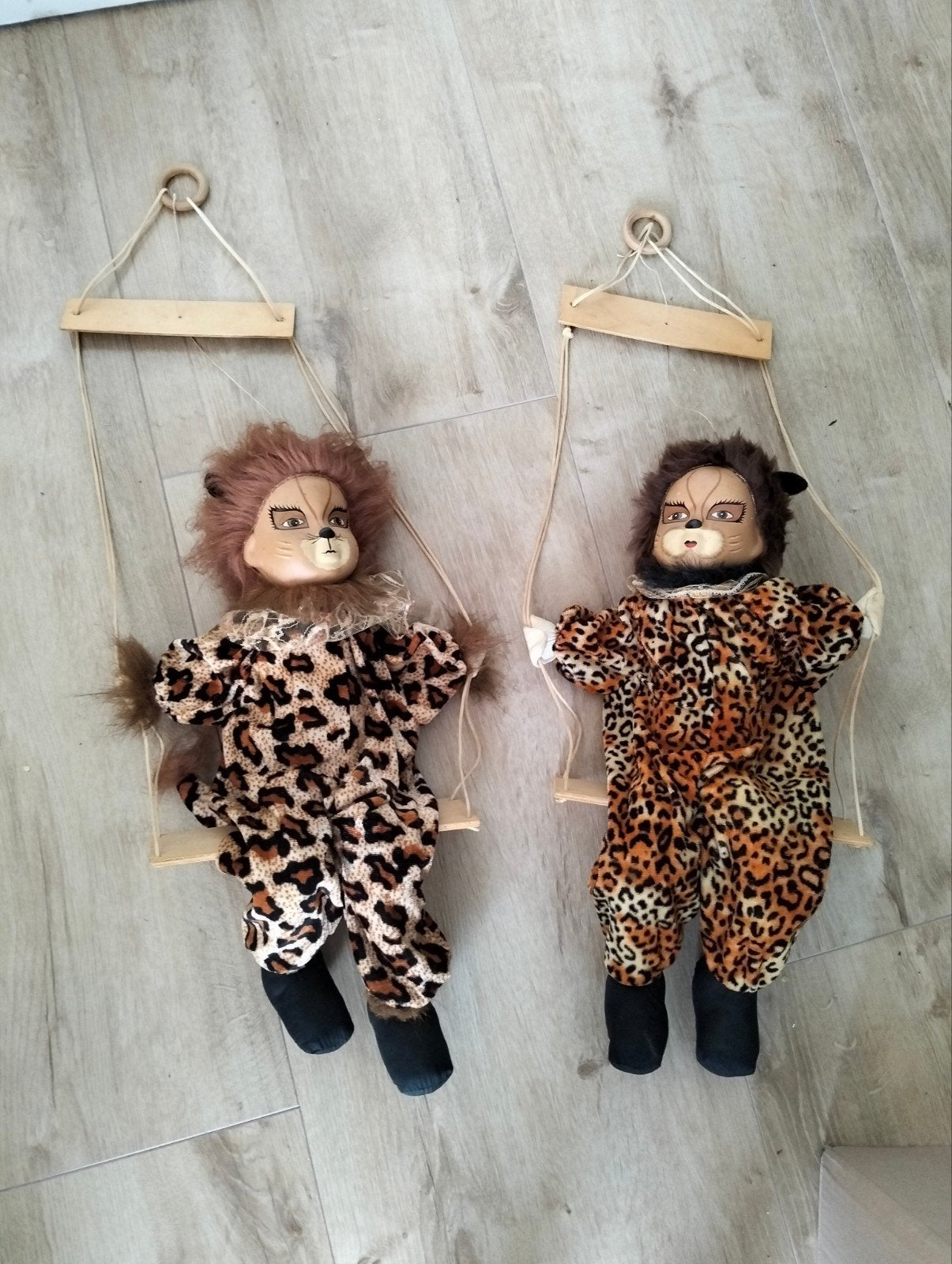 2x vintage porseleinen leeuw/ panter/ kat pop op schommel, Ophalen