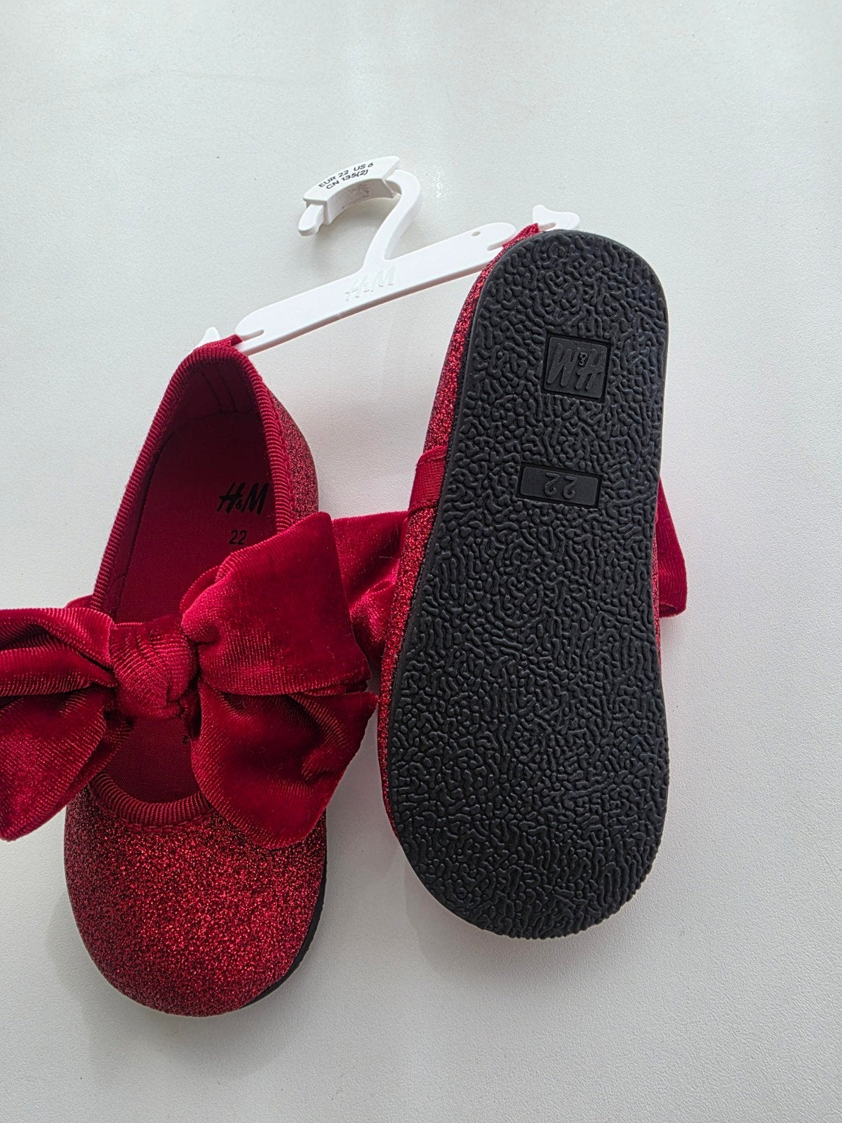 Nieuwe rode glitter schoentjes met strik - Maat 22, Kinderen en Baby's, Kinderkleding | Schoenen en Sokken, Meisje, H&M, Schoenen
