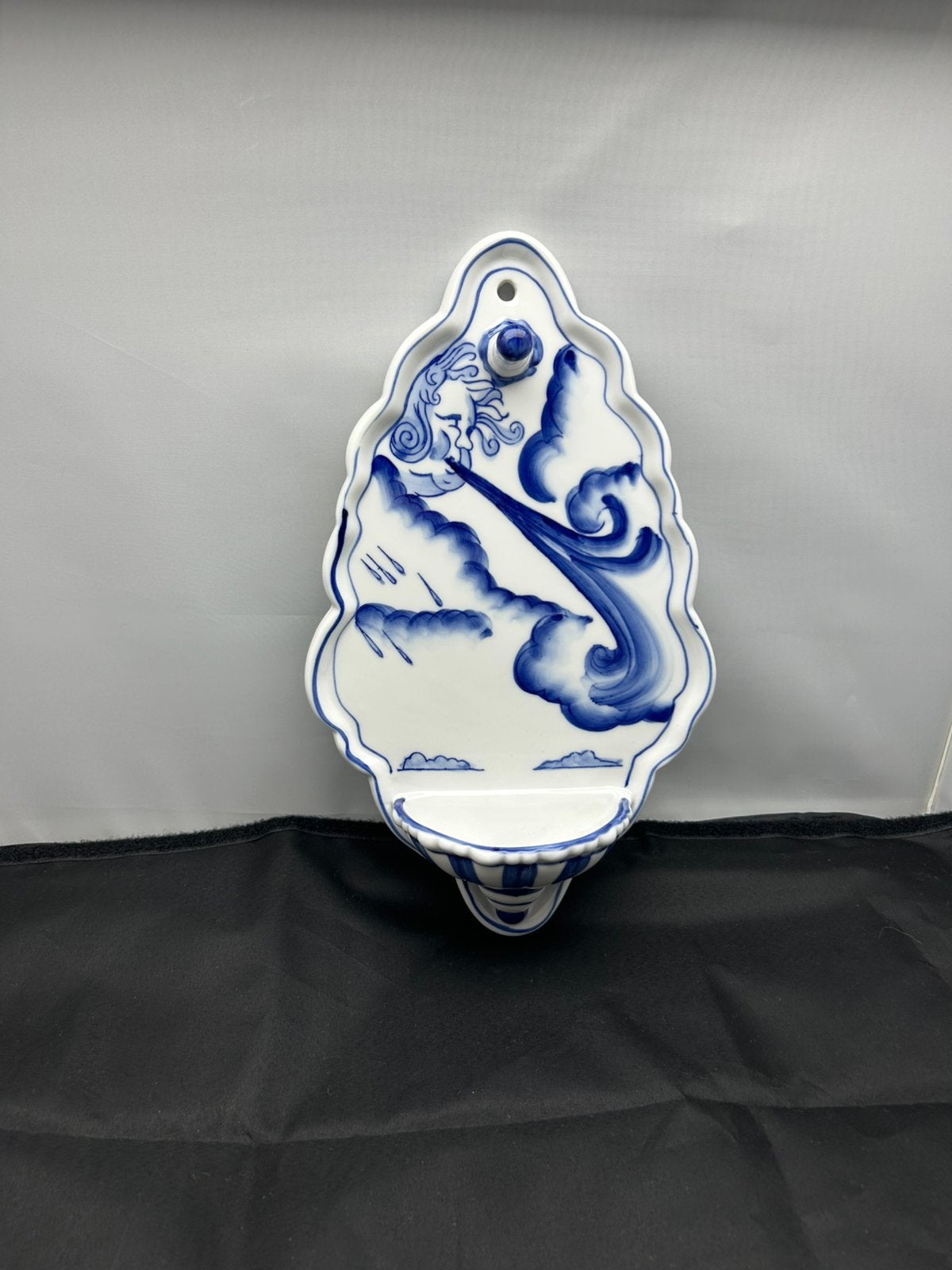 Vintage Delfts blauw wijwaterbakje /wandfonteintje – Windgod, Antiek en Kunst, Ophalen