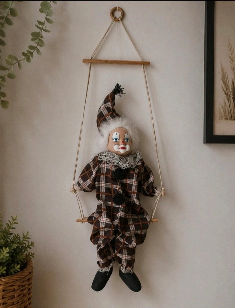 Clown op schommel, Verzenden, Zo goed als nieuw, Pop
