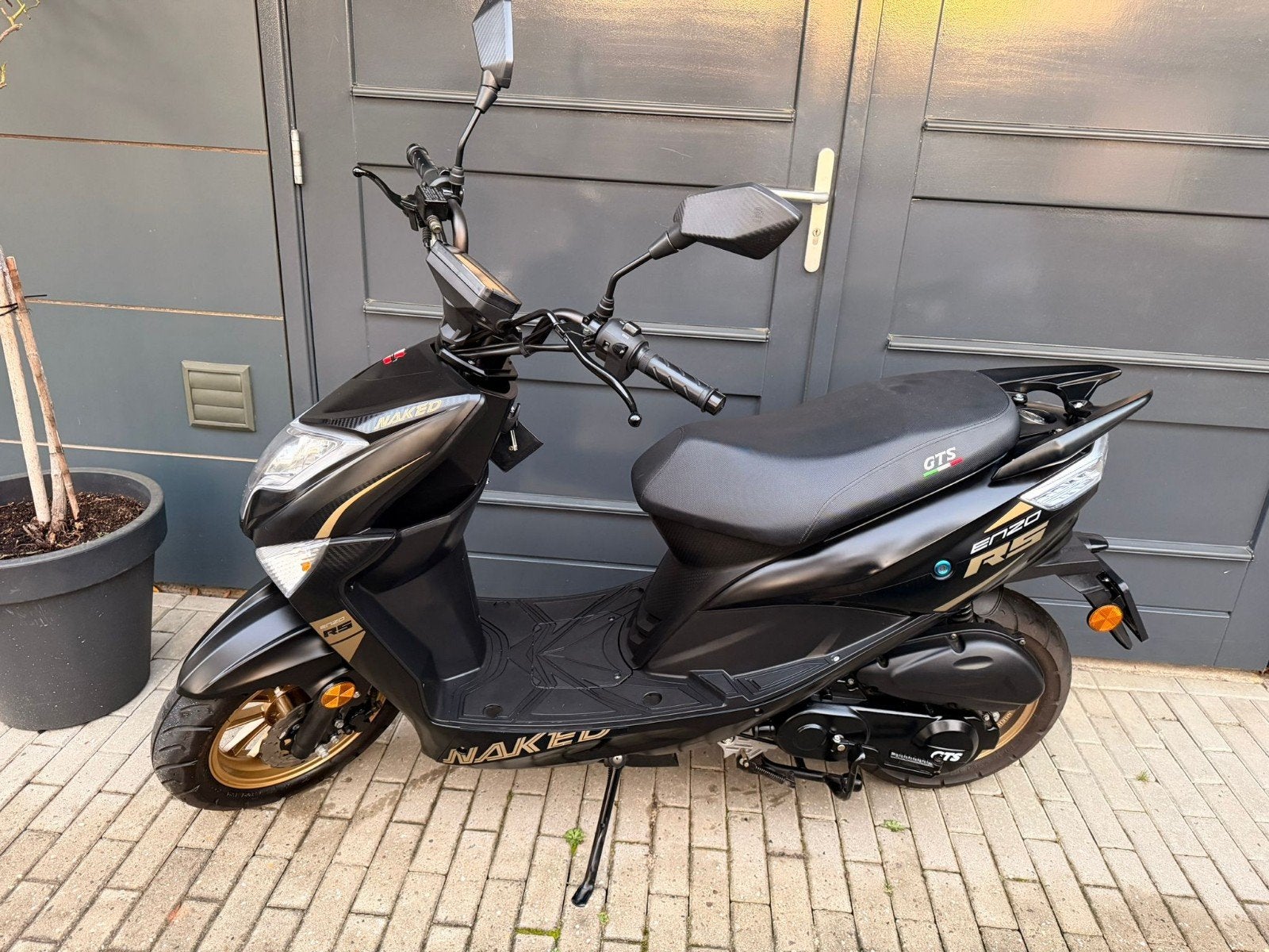 GTS Naked Naked Enzo -RS  blackgold, Fietsen en Brommers, Scooters | Overige merken, Ophalen of Verzenden, Benzine
