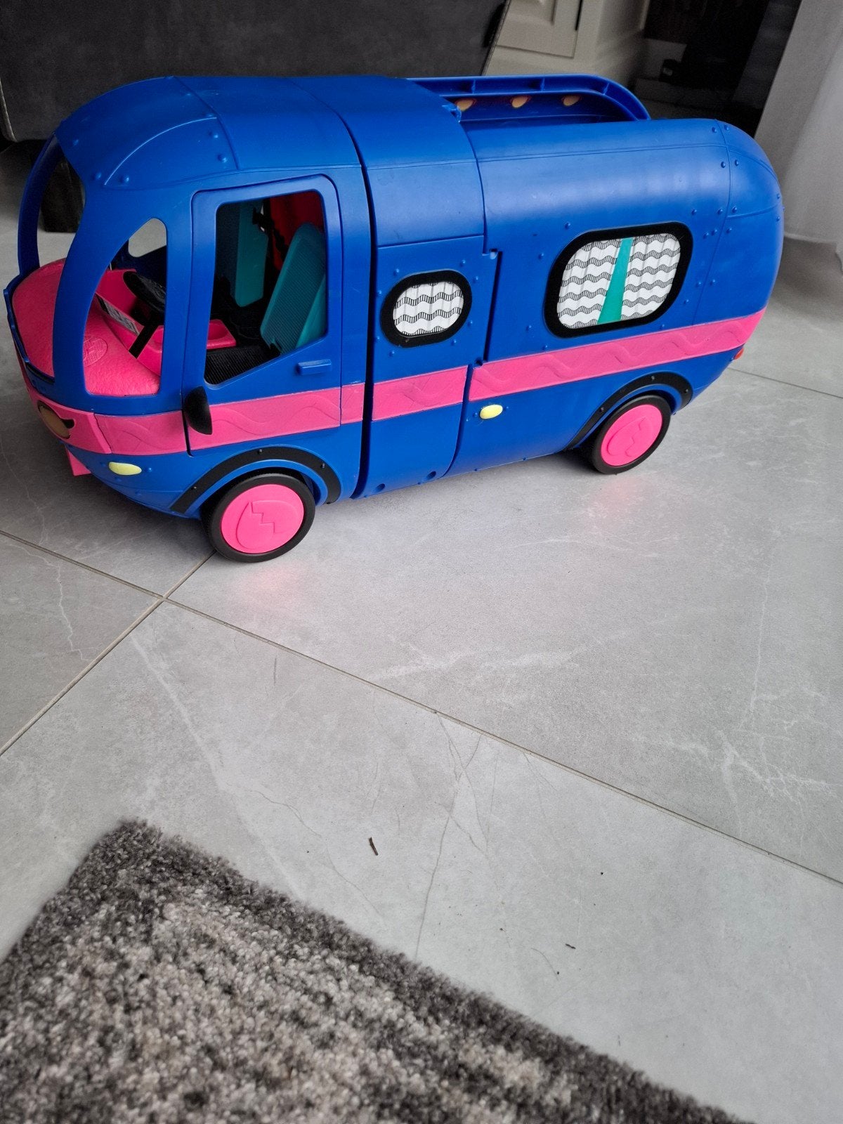 LOL Surprise OMG Glamper Camper met accessoires, Kinderen en Baby's, Speelgoed | Speelgoedvoertuigen, Ophalen, Zo goed als nieuw