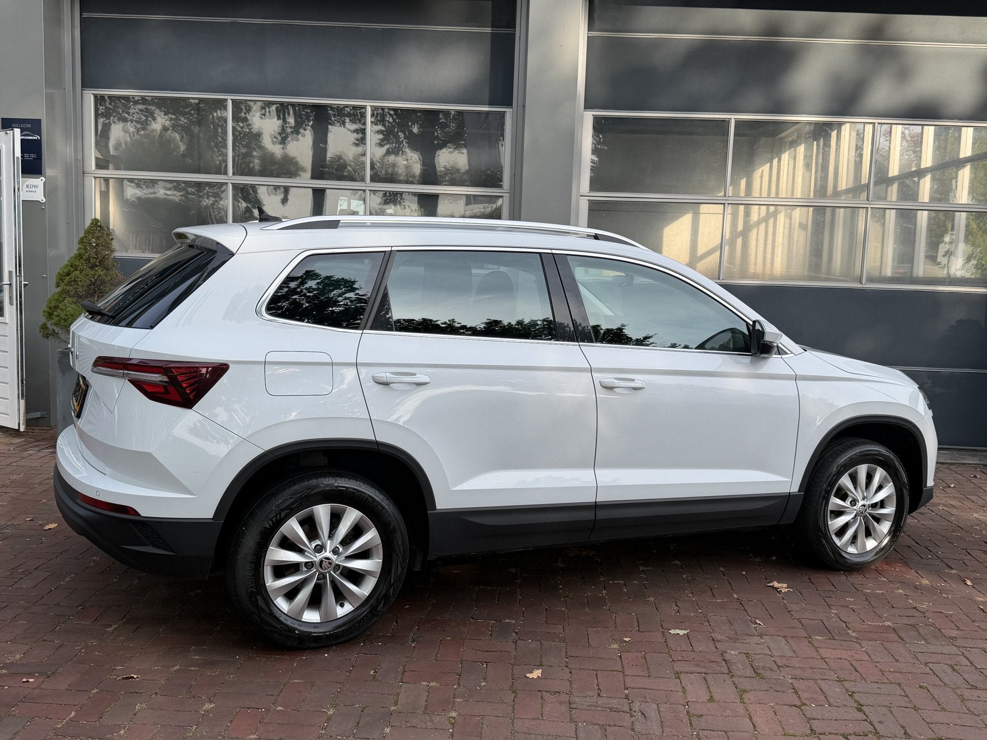 Skoda Karoq 1.5 TSI ACT Business Edition Full LED | Climate, Voorwielaandrijving, Dealer onderhouden, 4 cilinders, Wit