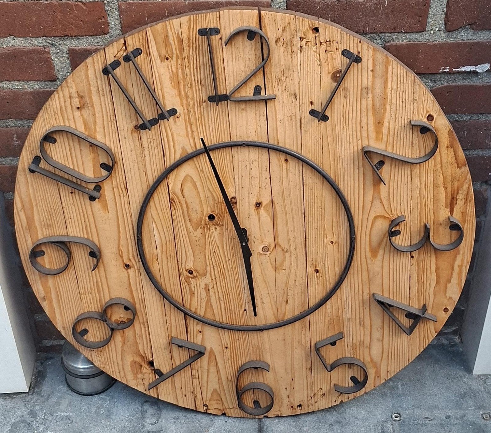 Grote houten wandklok met metalen cijfers, Ophalen, Gebruikt, Wandklok