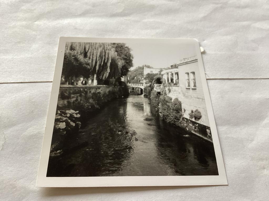 Zwart-wit foto van de Geul door Valkenburg, 1973, Verzamelen, Foto's en Prenten, 1960 tot 1980, Gebruikt, Foto, Ophalen of Verzenden