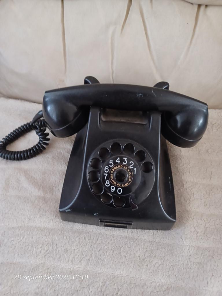 Oude ptt telefoon bakeliet voor decoratie 30€, Ophalen of Verzenden, Met draaischijf