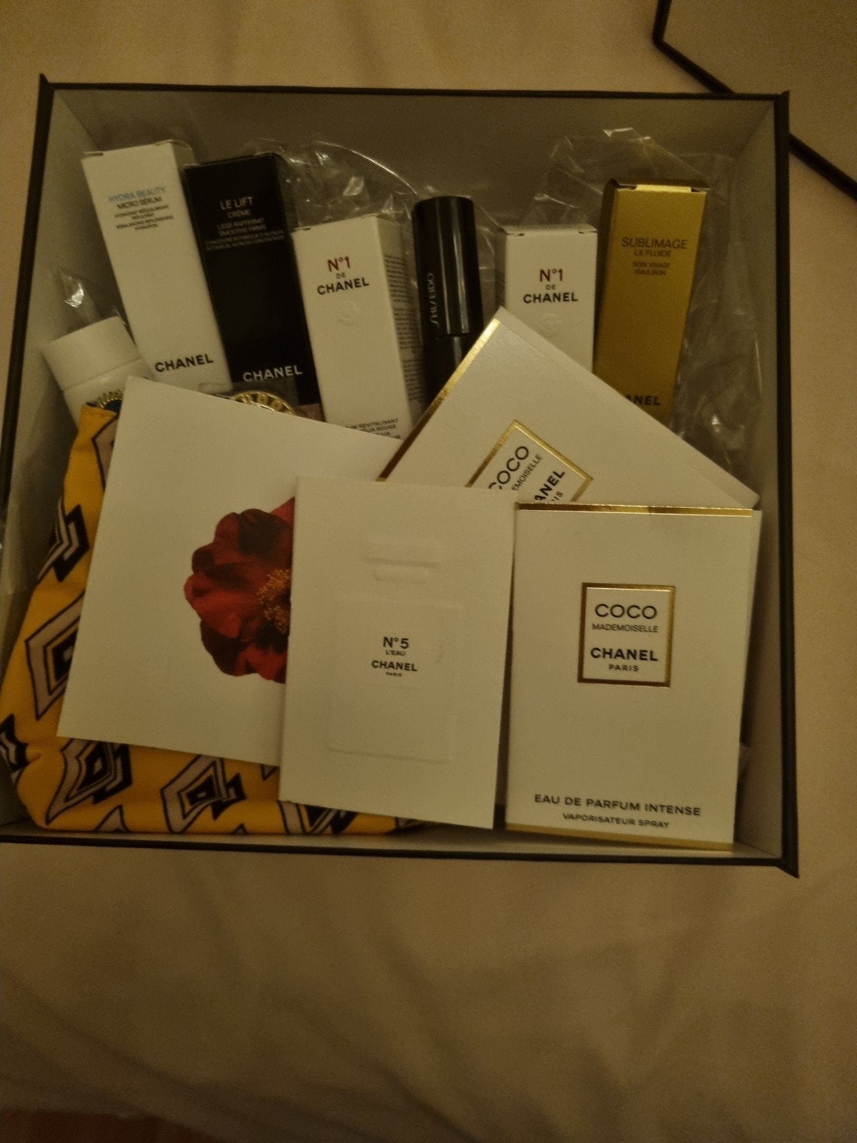 Chanel Giftbox met diverse luxe samples, Ophalen, Nieuw