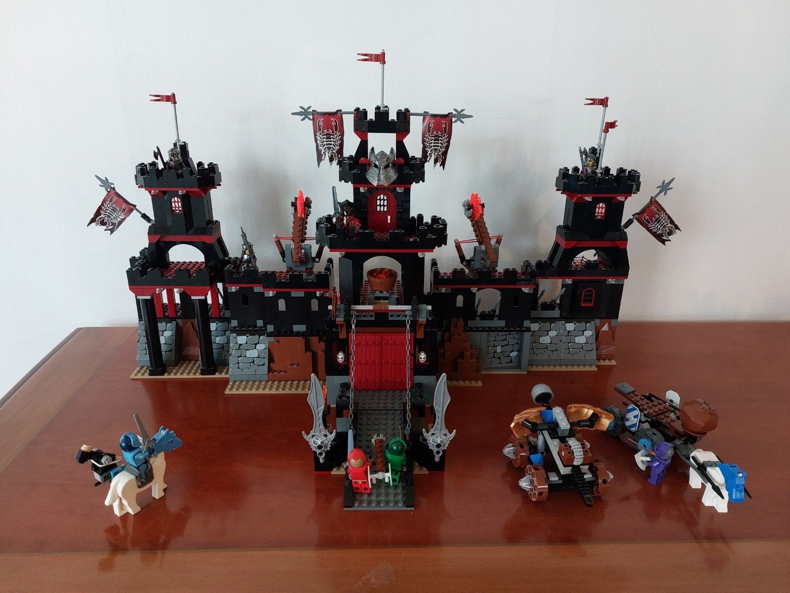 Lego Knights' Kingdom Vladek's Dark Fortress 8877, Lego, Ophalen of Verzenden, Zo goed als nieuw, Compleet