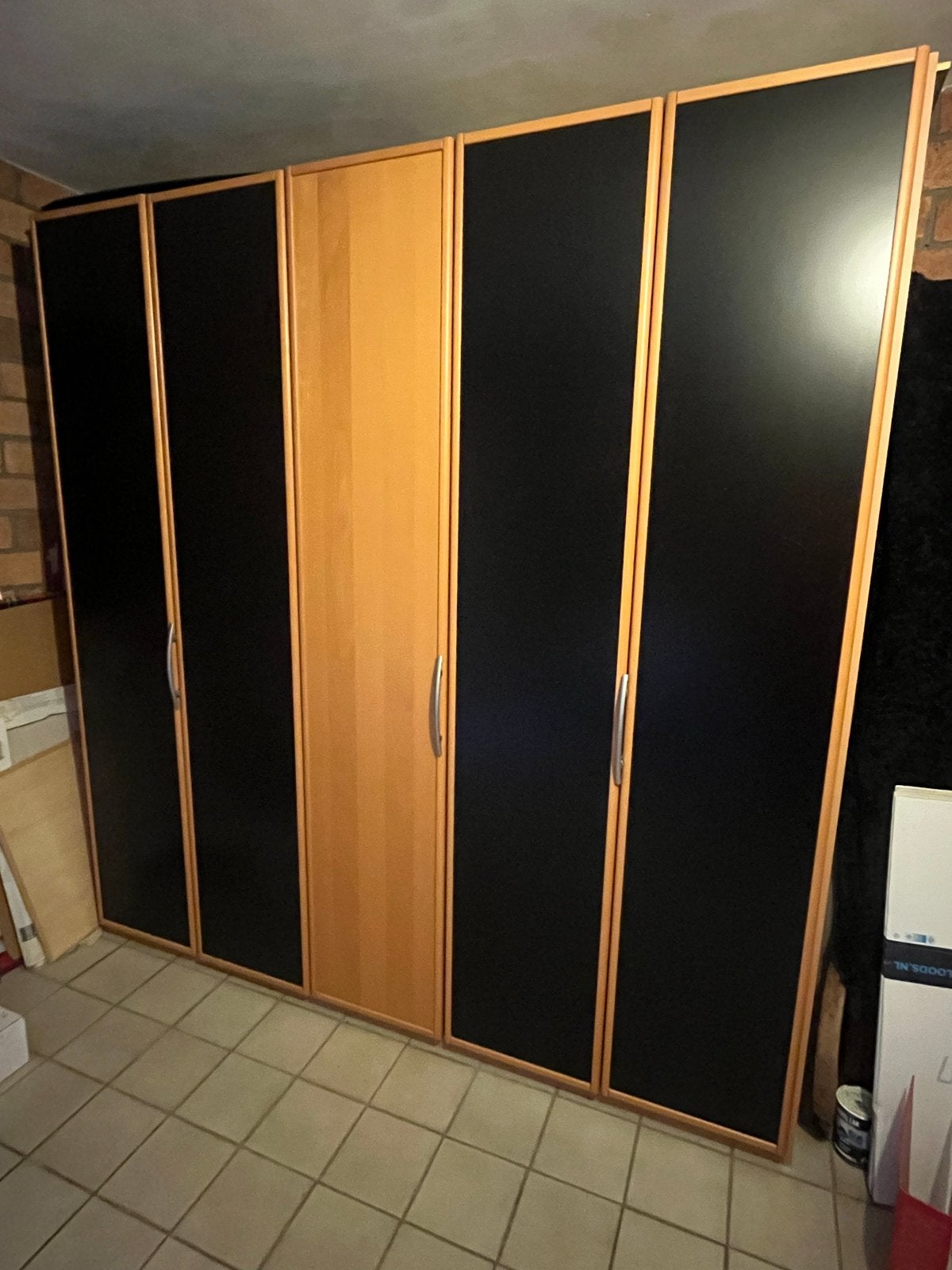 Kledingkast met 5 deuren - Zwart en Houtkleurig, Ophalen, Gebruikt, 200 cm of meer, Overige houtsoorten