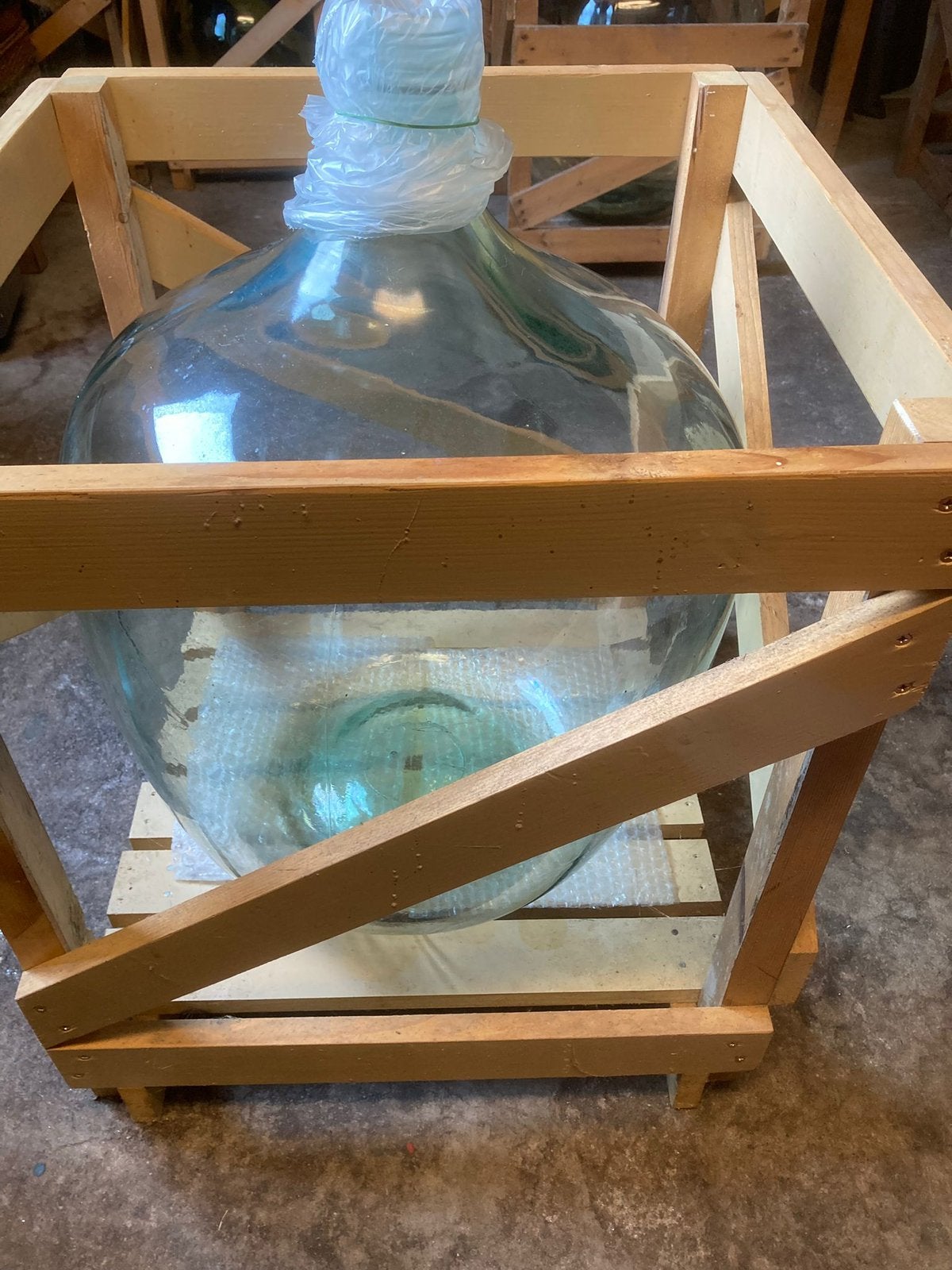 Gistingsfles in krat (54 liter), Ophalen