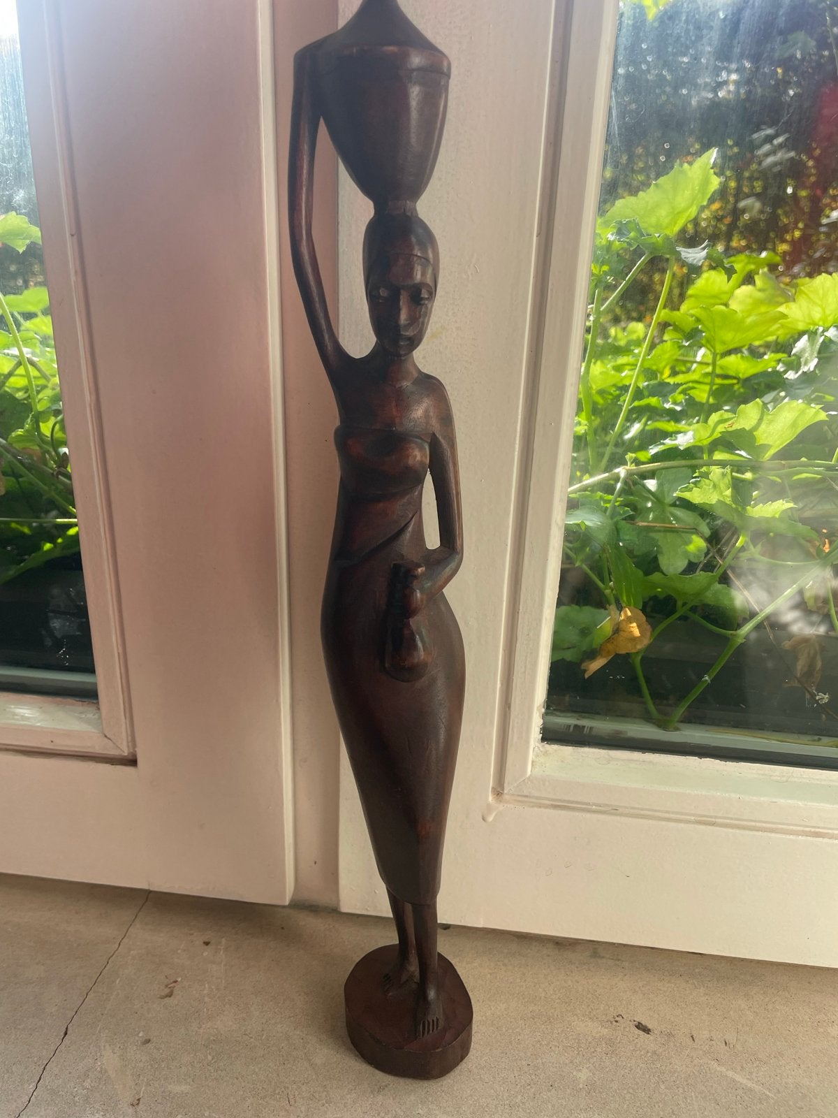 Houten Afrikaans Beeld Vrouw met Waterkruik - 39 cm, Verzenden, Handgemaakt, 20 - 50 cm, Beeld