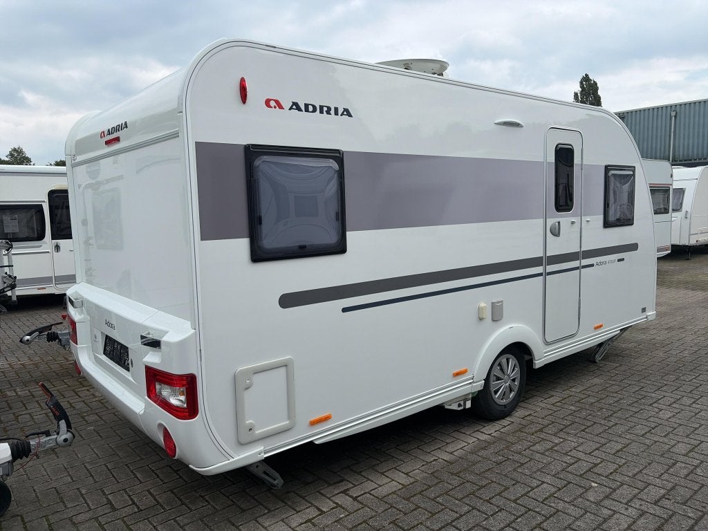 Adria Adora 472 UP Mover/Reservewiel, Caravans en Kamperen, Caravans, Rondzit, Bedrijf, 5 tot 6 meter, Schokbreker