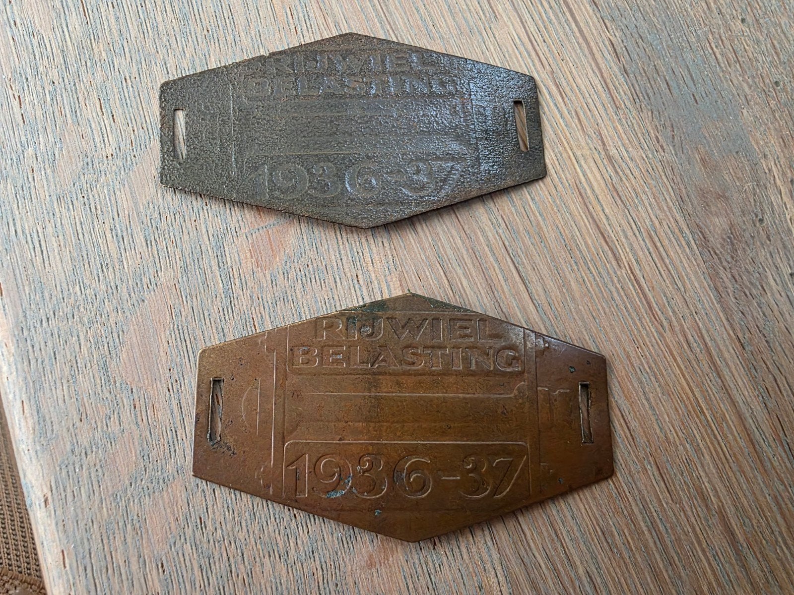2 rijwielbelasting plaatjes 1936 1937, Verzamelen, Ophalen of Verzenden, Gebruikt