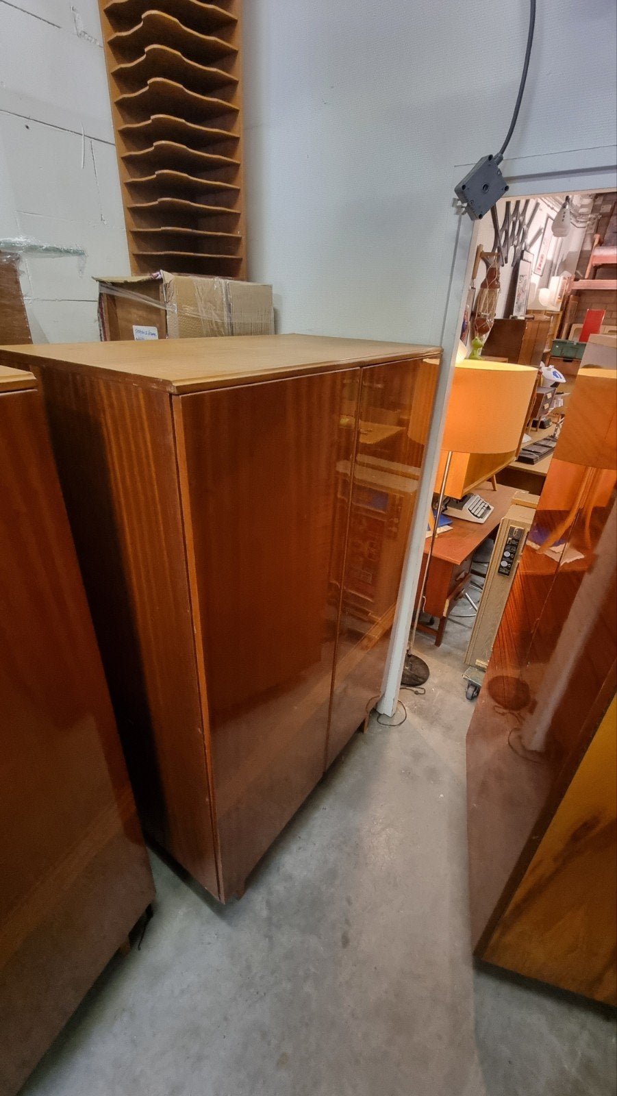 Foto 3 van vintage kledingkasten jaren 60 €425,- per stuk