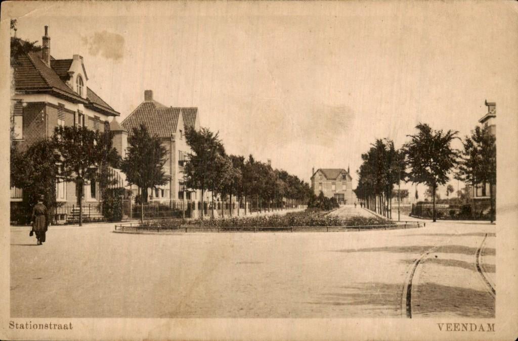 Veendam - Stationstraat - Straat met middenperk, Verzamelen, Ansichtkaarten | Nederland, Ophalen of Verzenden, 1920 tot 1940, Gelopen