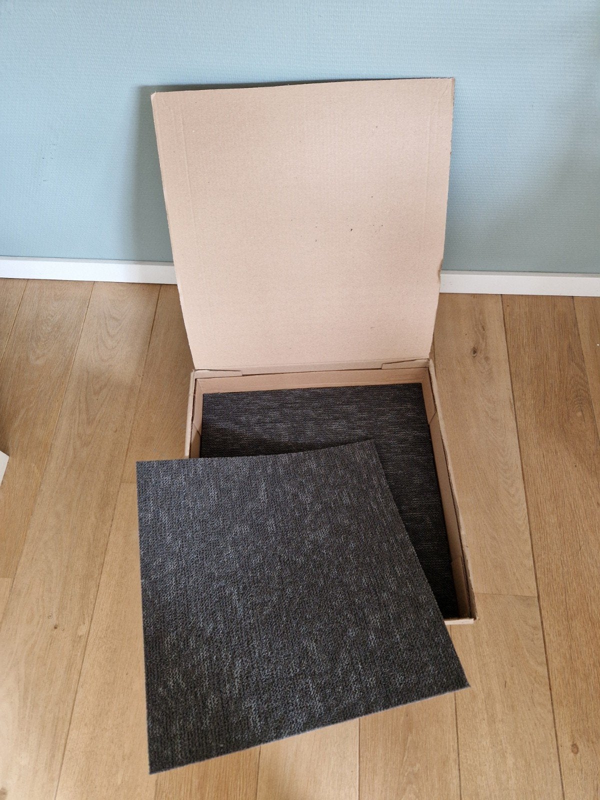 6 donkere tapijttegels in doos, Ophalen, Minder dan 50 cm, Vierkant, Nieuw