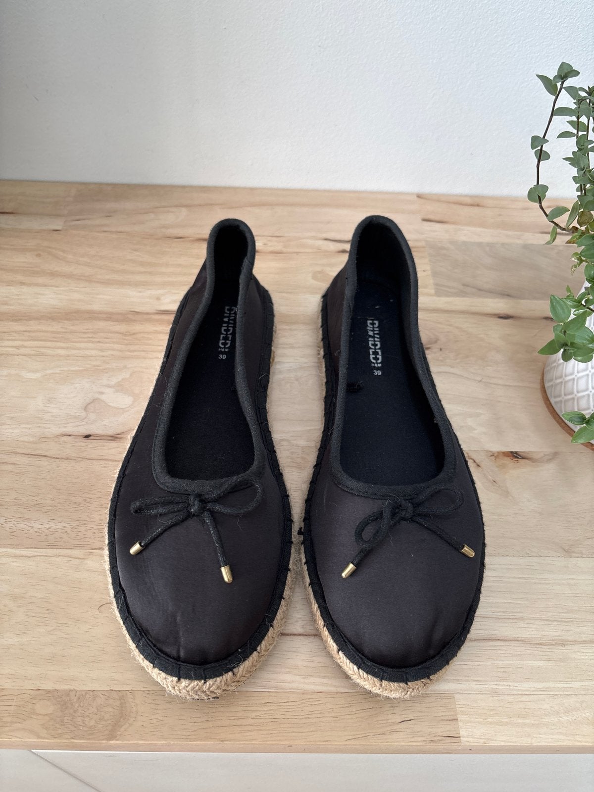 Zwarte H&M Divided Espadrilles Maat 37, Kleding | Dames, Ophalen of Verzenden, Zo goed als nieuw, Zwart, Espadrilles of Moccasins