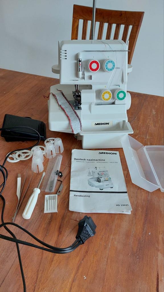 Medion Overlock Naaimachine MD 10685 - Zo goed als nieuw, Ophalen of Verzenden, Zo goed als nieuw, Lockmachine, Overige merken
