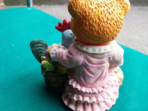 Beeldje van beer met kip, Ophalen of Verzenden