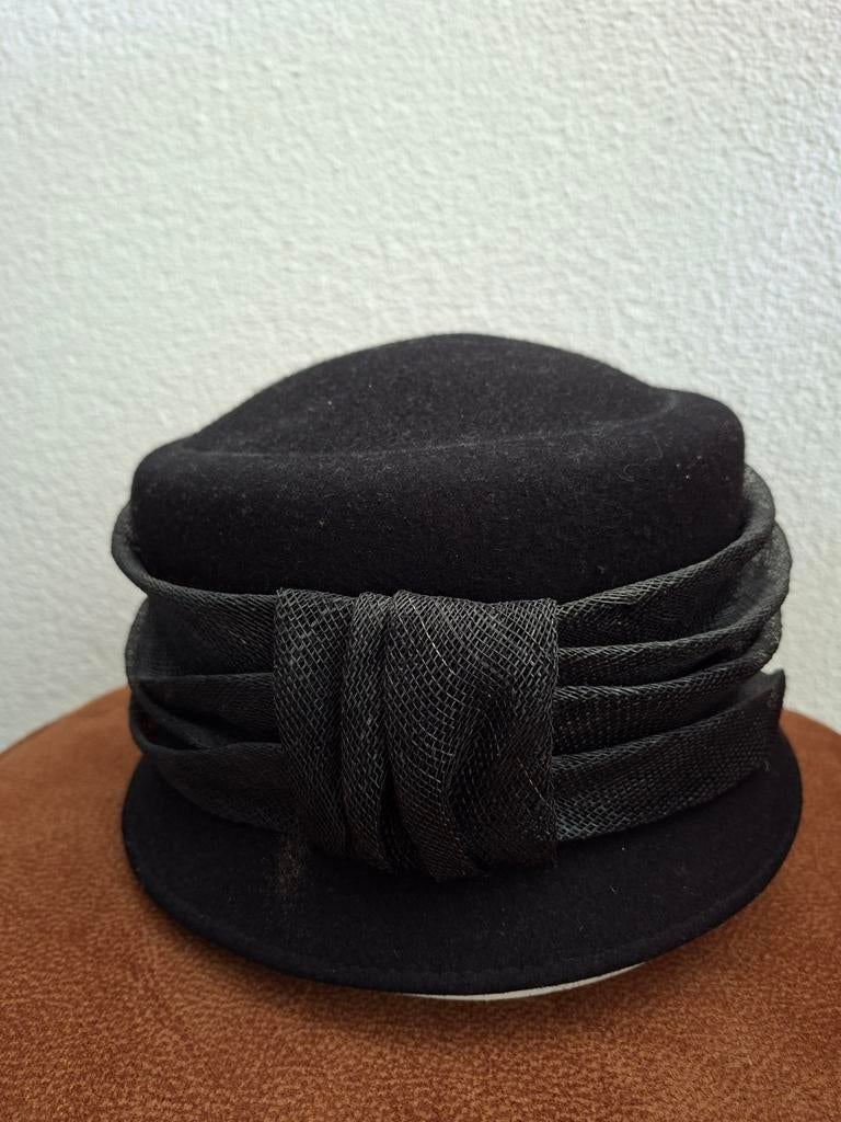 Zwarte hoed met gaasband, Kleding | Dames, Hoeden en Petten, Ophalen of Verzenden