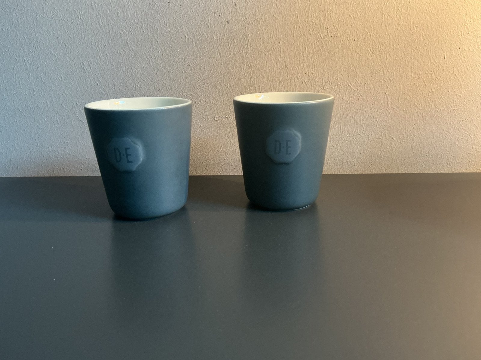 Douwe Egberts Koffie senseo Kopjes - Set van 2 puur grijs, Ophalen of Verzenden, Zo goed als nieuw, Steen/keramiek, Overige merken