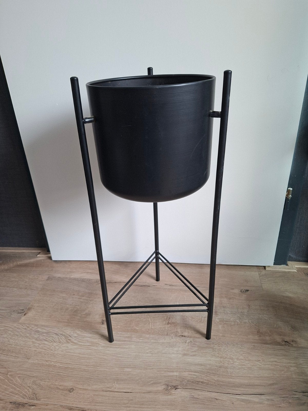 Zwarte metalen plantenstandaard met pot, Binnen, Minder dan 60 cm, Rond, Ophalen of Verzenden