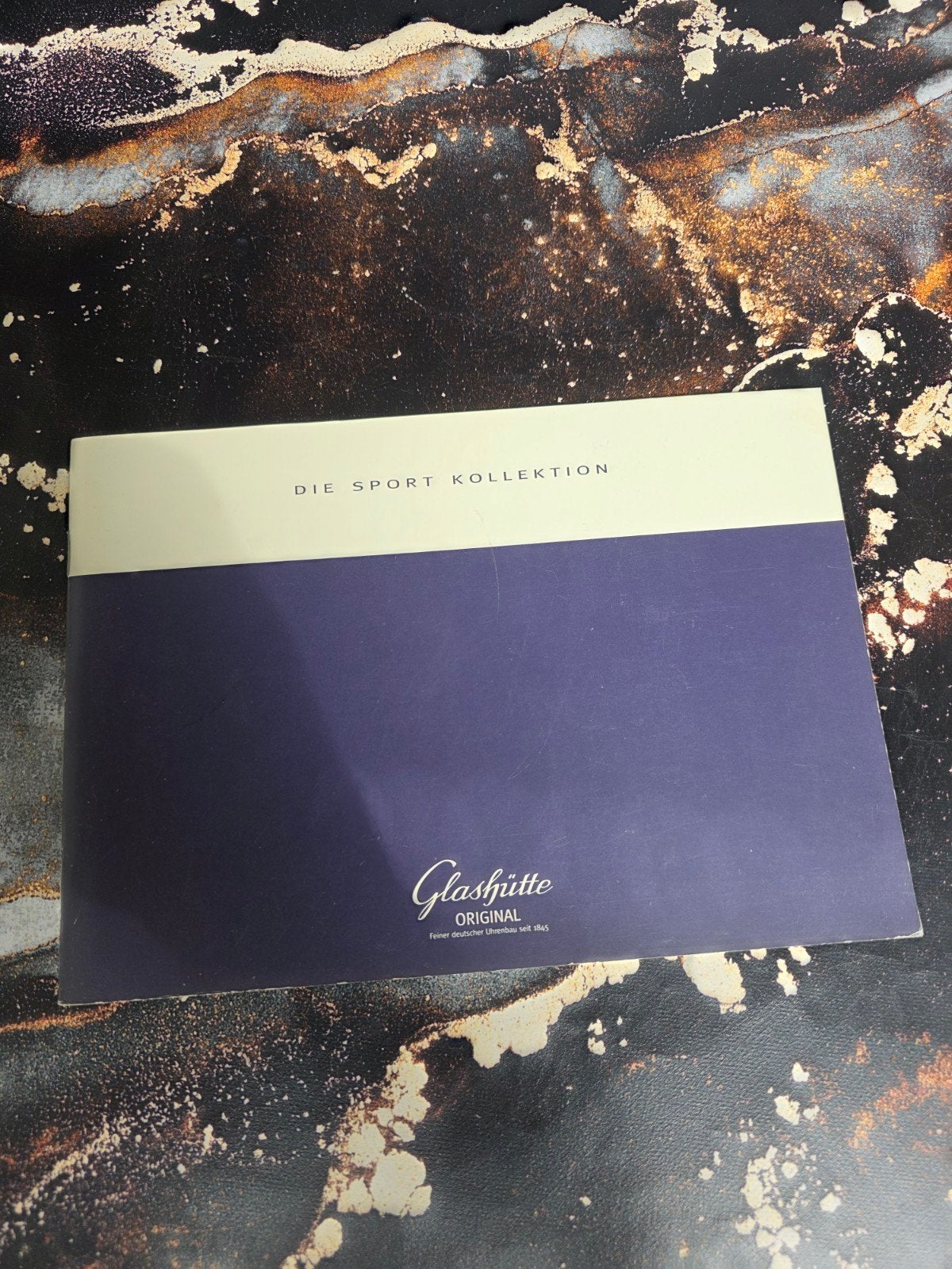 Glashütte Original 'Die Sport Kollektion' Brochure, Sieraden, Tassen en Uiterlijk, Gebruikt, Glashütte, Ophalen of Verzenden, Info@glashuette-original.com
