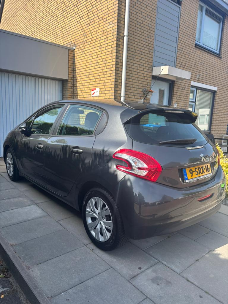 Peugeot 208 1.2 e-VTI 60KW 5-D AUT 2013 Grijs, 40 €/maand, 1199 cc, Origineel Nederlands, 825 kg