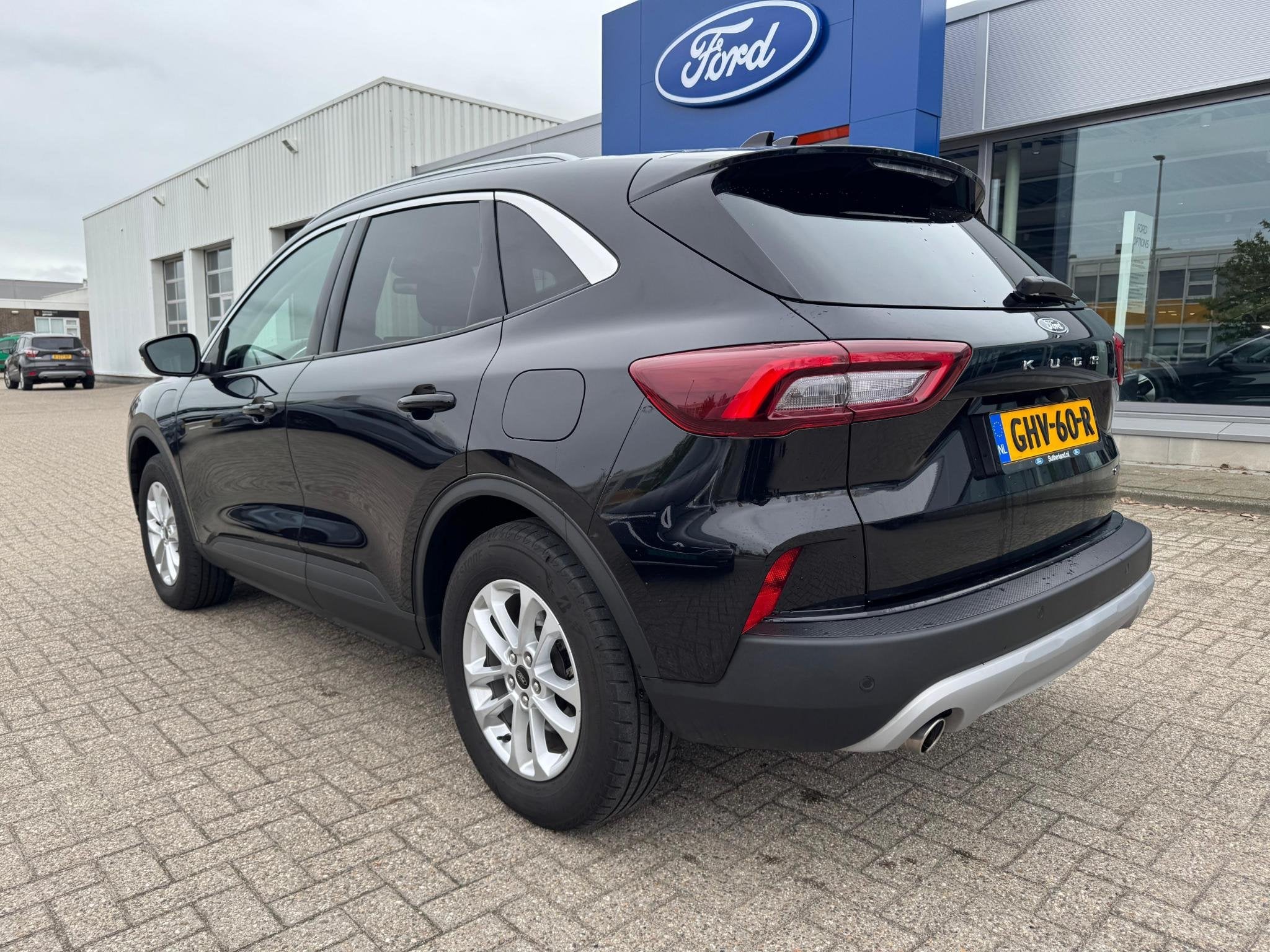 Ford Kuga 2.5 PHEV Titanium 243pk | Wegklapbare trekhaak | 2, Auto's, Gebruikt, Zwart, Bedrijf, Hybride Elektrisch/Benzine