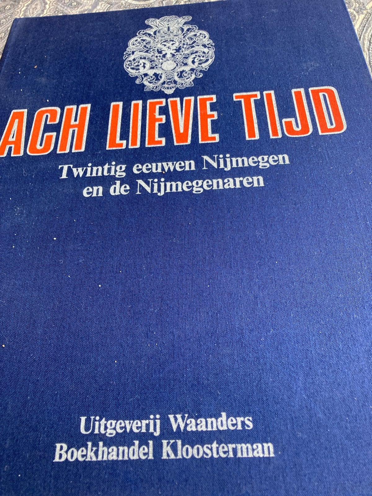 Ach Lieve Tijd: Twintig Eeuwen Nijmegen en de Nijmegenaren, Ophalen of Verzenden, 20e eeuw of later, Zo goed als nieuw
