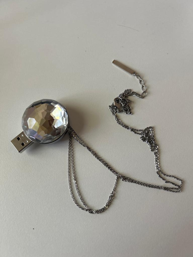 Swarovski ketting met kristal en Philips USB-stick - 4GB, Computers en Software, USB Sticks, Ophalen of Verzenden, Zo goed als nieuw