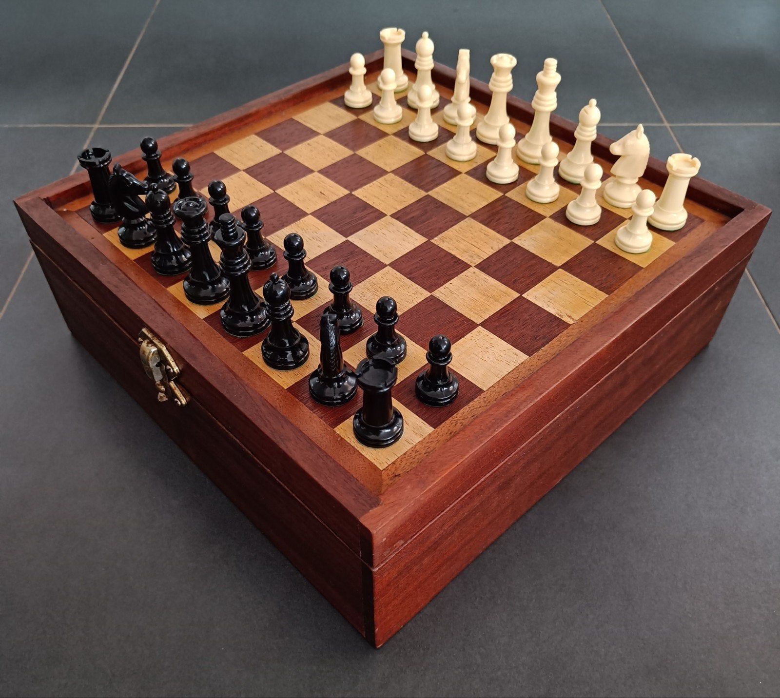 Vintage schaakkoffer met Tourneo schaakstukken., Ophalen of Verzenden
