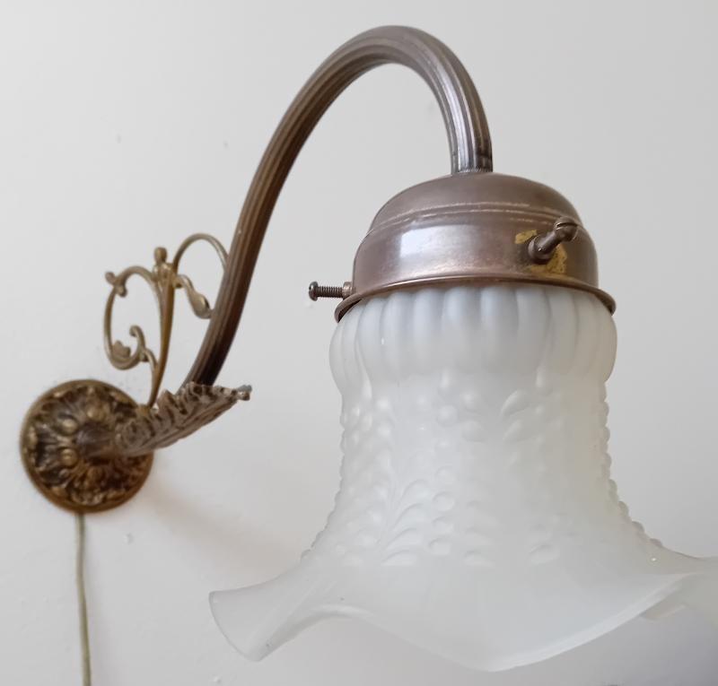 Antiek koper wandlamp met blank glazen geschulp kapje, Ophalen of Verzenden