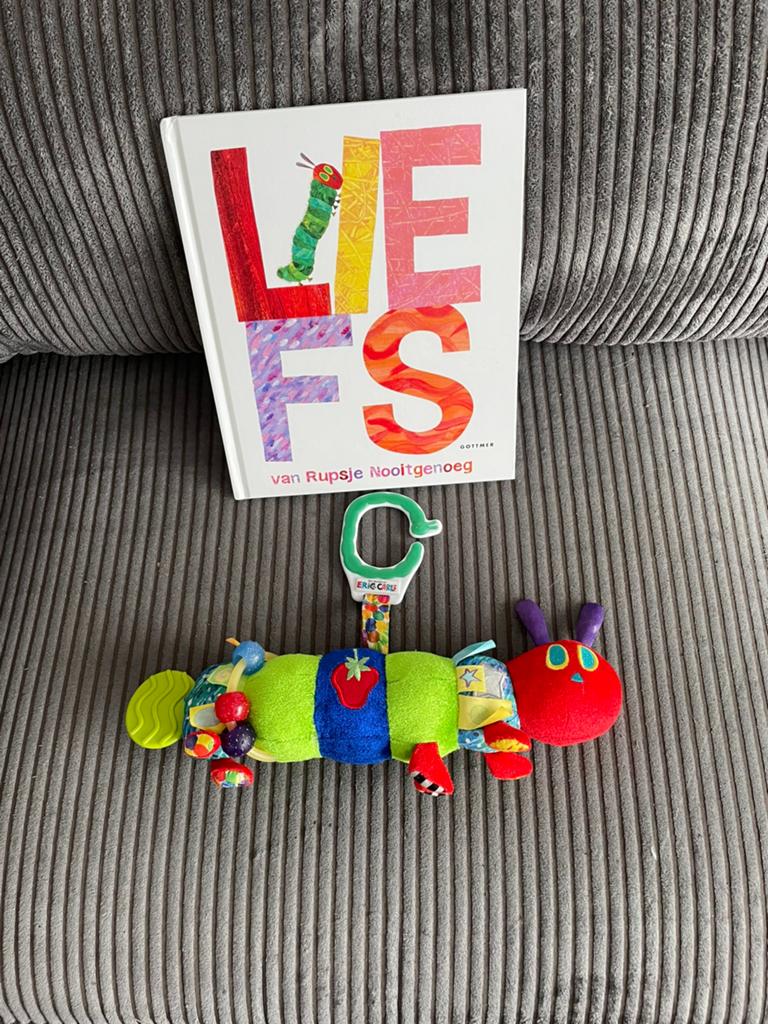 Knuffel rupsje nooitgenoeg bijtring box hanger en boek liefs, Ophalen of Verzenden, Gebruikt, Mobiel