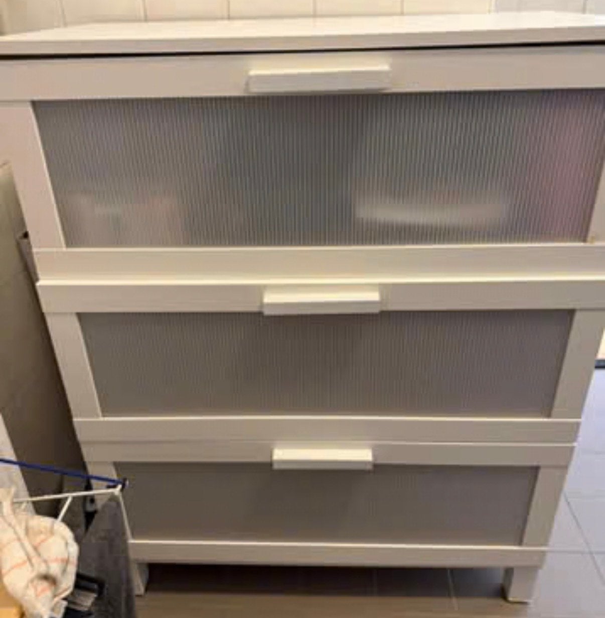 2 IKEA ladekasten gratis af te halen (bodems ingezakt), Kunststof, Gebruikt, 100 tot 150 cm, 3 of 4 laden