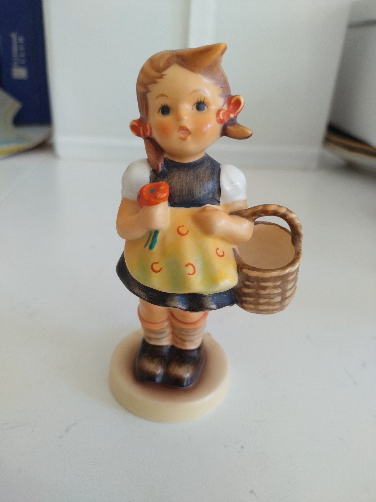 Vintage Goebel Hummel beeldje 'Der erste Einkauf' (1952), Ophalen of Verzenden, Nieuw, Hummel