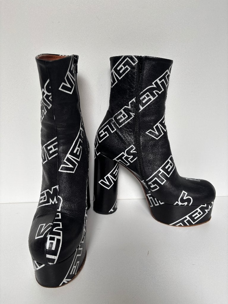 VETEMENTS Zwart wit blok hak korte laarsjes  Maat 40, Hoge laarzen, Zwart, Ophalen of Verzenden, Zo goed als nieuw