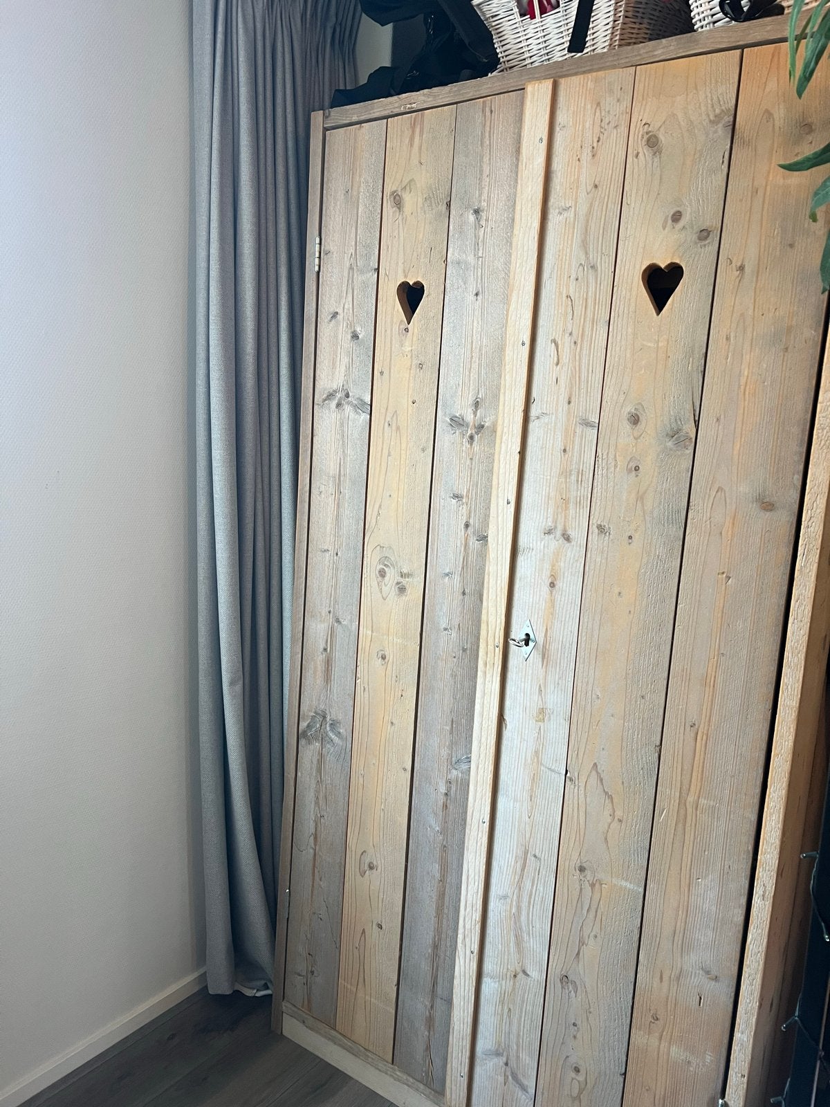 Steigerhouten kast met hartjes, 200x102x60 cm, Huis en Inrichting, Kasten | Kledingkasten, Ophalen, Gebruikt, 100 tot 150 cm, 200 cm of meer