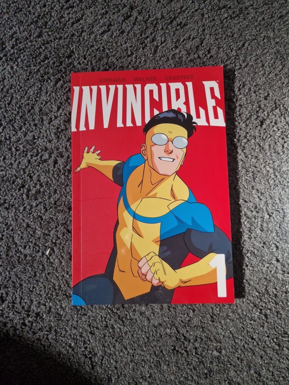 Invincible Volume 1 comic, Boeken, Amerika, Ophalen of Verzenden, Zo goed als nieuw, Robert Kirkman, Ryan Ottley, Cory Walker